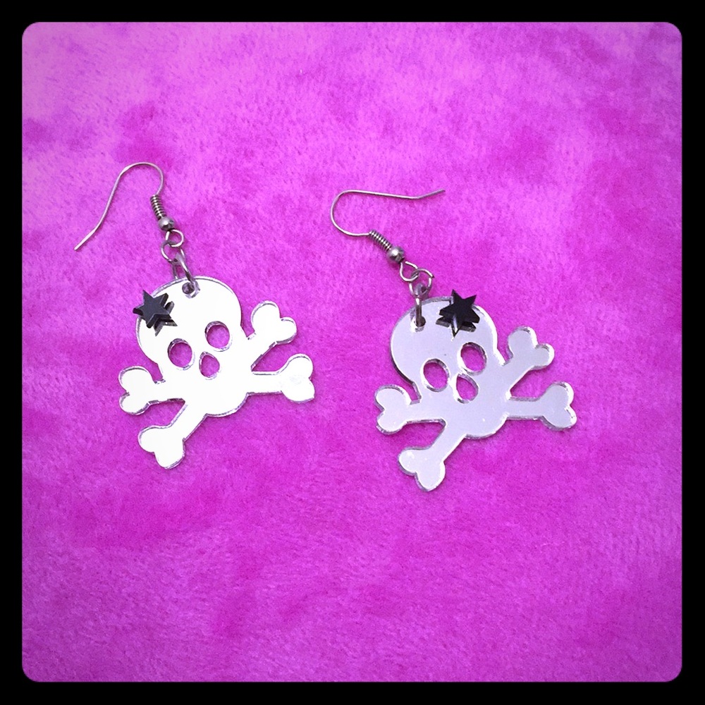 🔥☠️ Cute skull and crossbone earrings ☠️